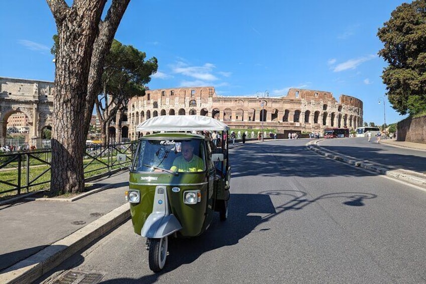 Private Tour in Vintage Electric Tuk Tuk of Rome