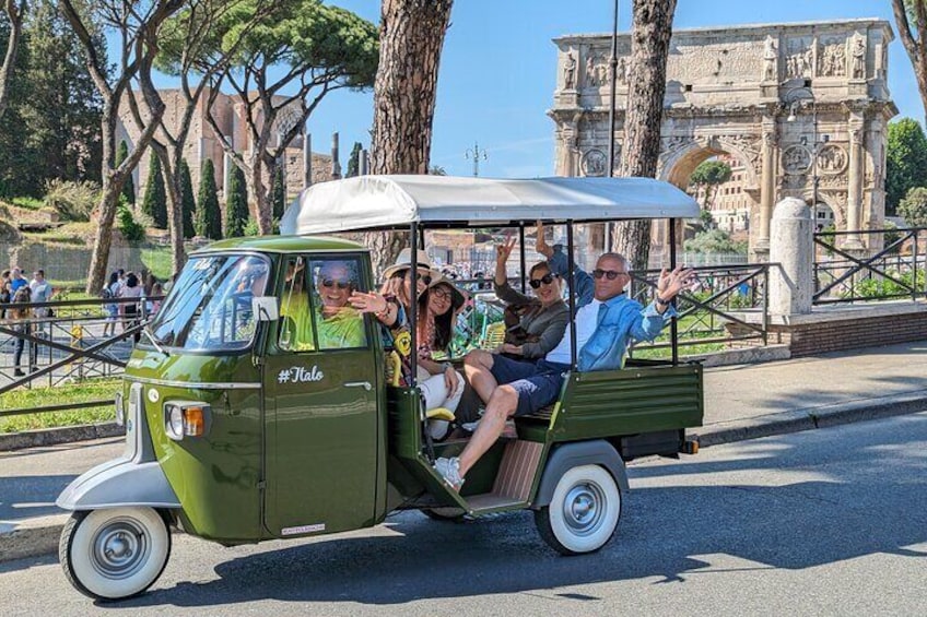 Private Tour in Vintage Electric Tuk Tuk of Rome