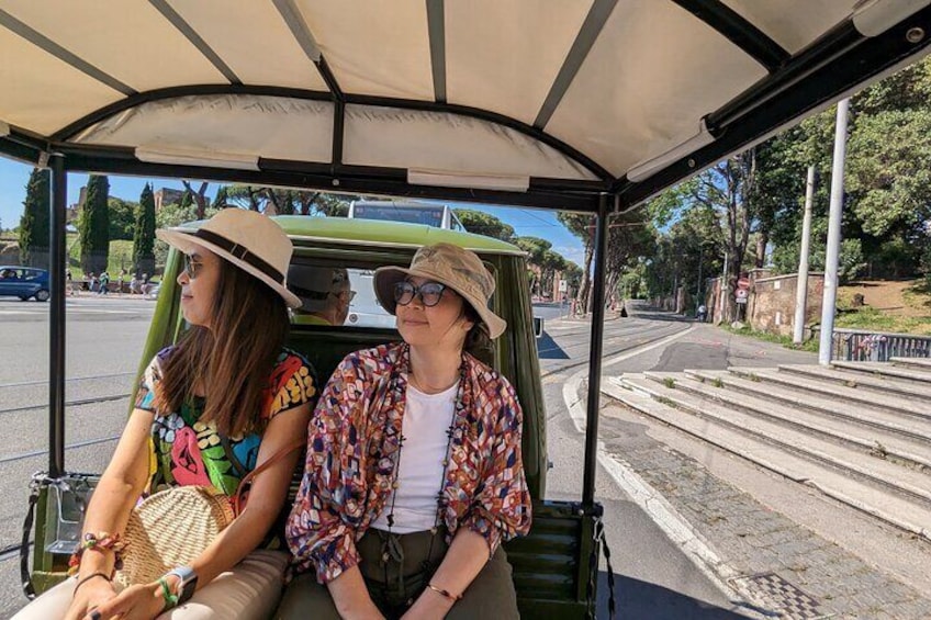 Private Tour in Vintage Electric Tuk Tuk of Rome