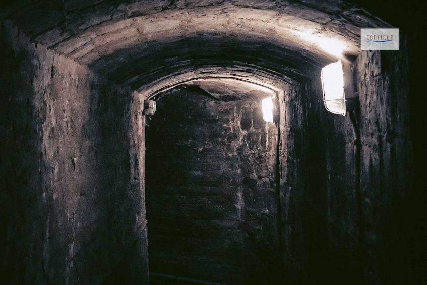 Picture 3 for Activity Tortosa: Air Raid Shelter No. 4 and Civil War Spaces Tour