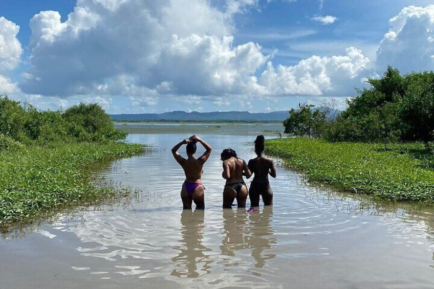 Play in the Mud of the Totumo Volcano and try a typical lunch