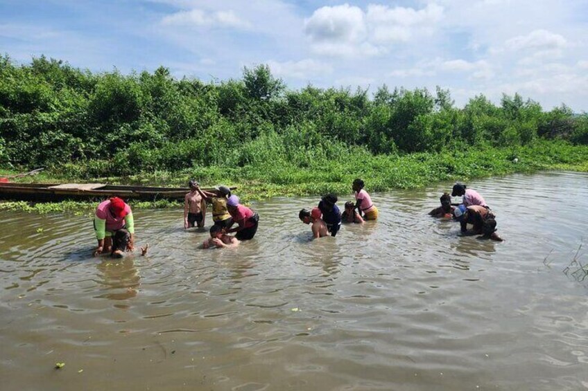 Play in the Mud of the Totumo Volcano and try a typical lunch