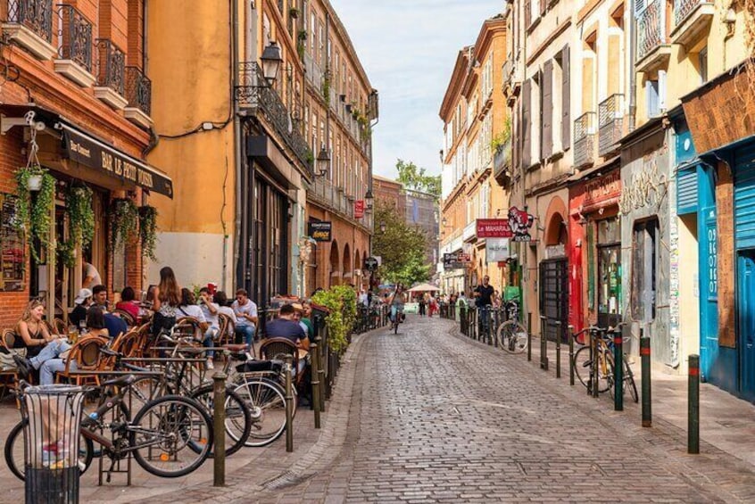 Romantic Quest Experience in Toulouse Parted by War