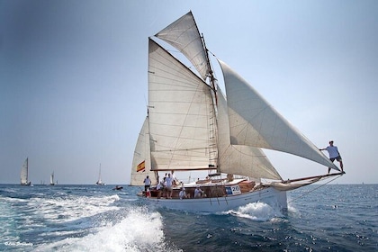 Private luxury Classic yacht tour in Barcelona, swimming and starter in Bon...