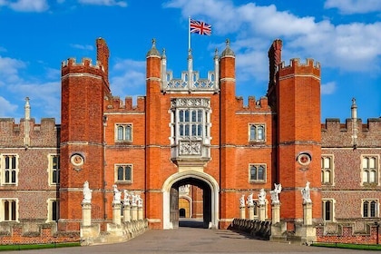 Private Chauffeured Tour to Hampton Court Palace from London