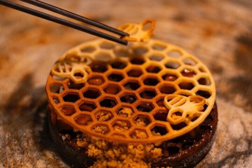 Bee diaper dessert