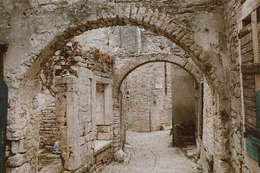 Stone arch in Bale Valle