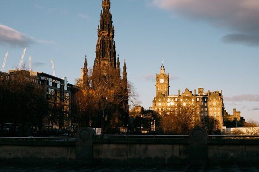 Edinburgh Scavenger Hunt and Highlights Self Guided Tour