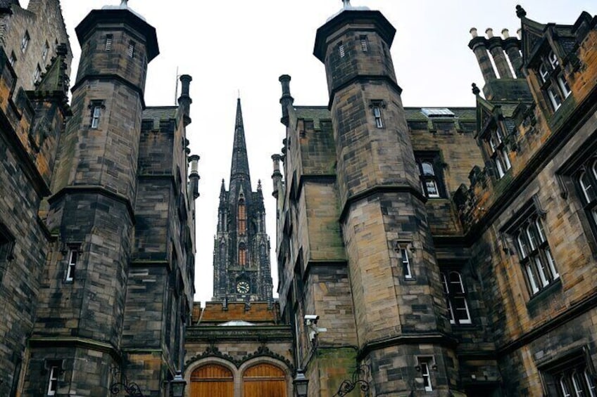 Edinburgh Scavenger Hunt and Highlights Self Guided Tour