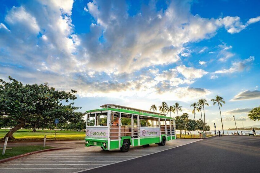 4 Day Pass LeaLea Trolley and Waikiki Trolley Pink Line