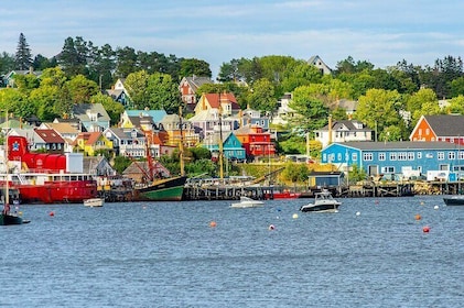 Peggy's Cove, Mohane Bay and Lunenburg 5hrs private tour.