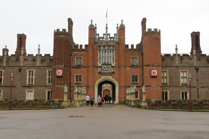 Hampton Court Palace Stonehenge and Roman Bath Tour with Passes