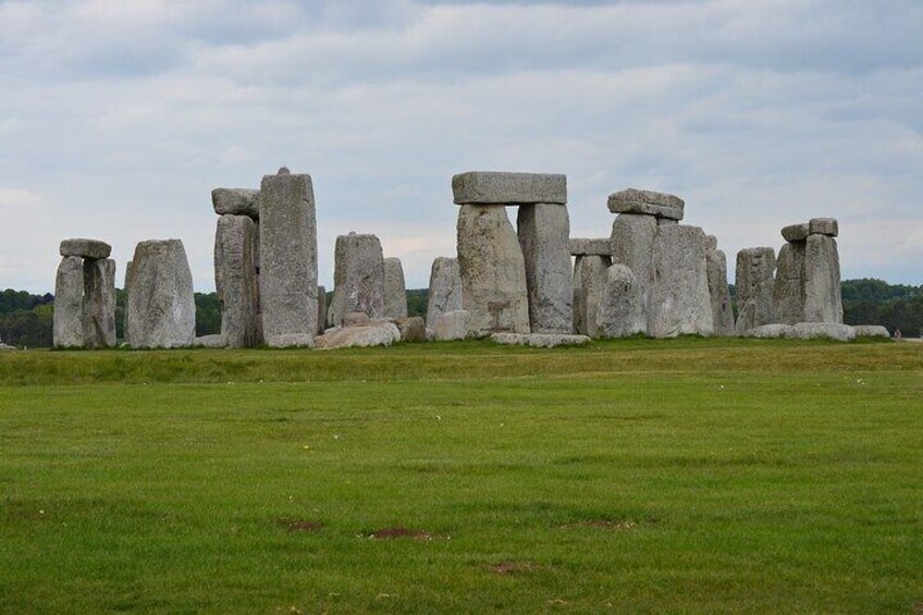  Hampton Court Palace Stonehenge and Roman Bath Tour with Passes