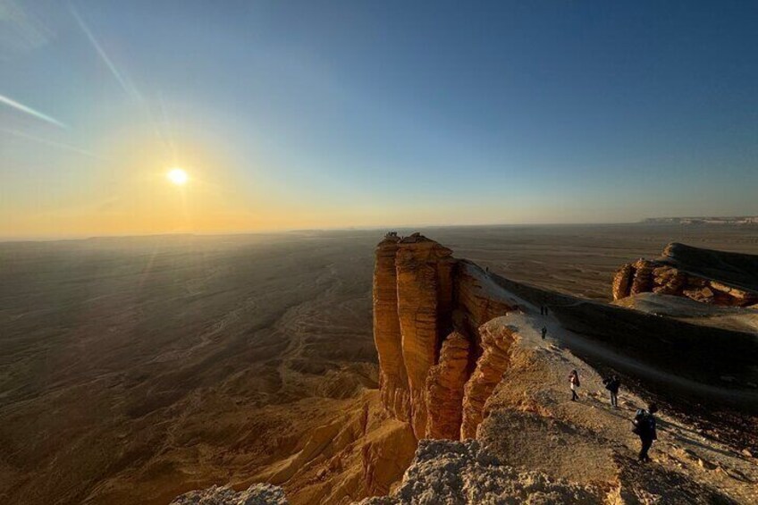 Explore Edge of The World in a Private Trip with Saudi Dinner