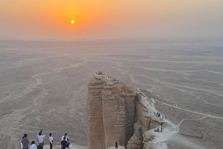 Explore Edge of The World in a Private Trip with Saudi Dinner