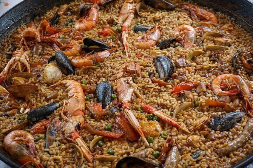 Sailing together with Paella Showcooking in Barcelona 