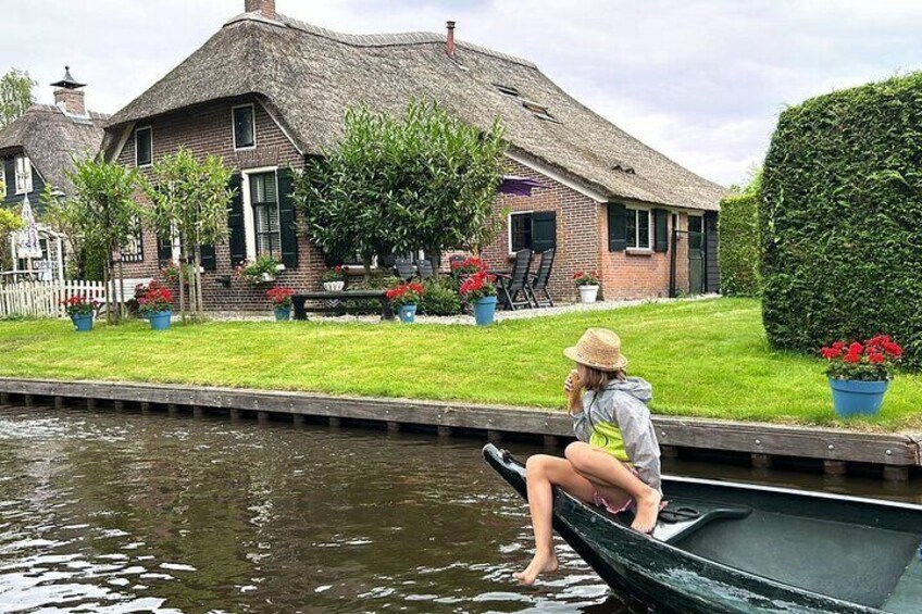 Daytrip from Amsterdam to Giethoorn with boat tour included