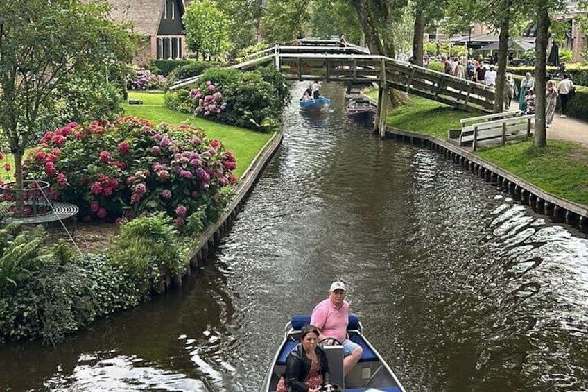 Daytrip from Amsterdam to Giethoorn with boat tour included