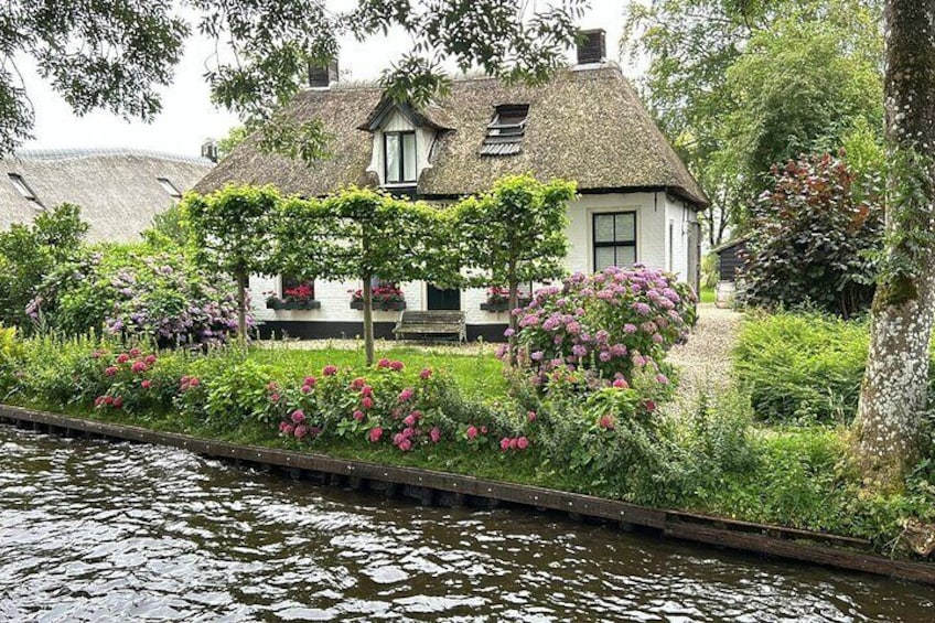 Daytrip from Amsterdam to Giethoorn with boat tour included