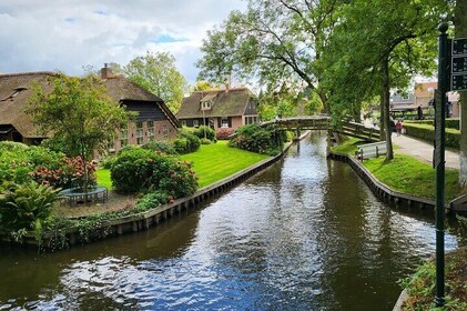 Daytrip from Amsterdam to Giethoorn with boat tour included