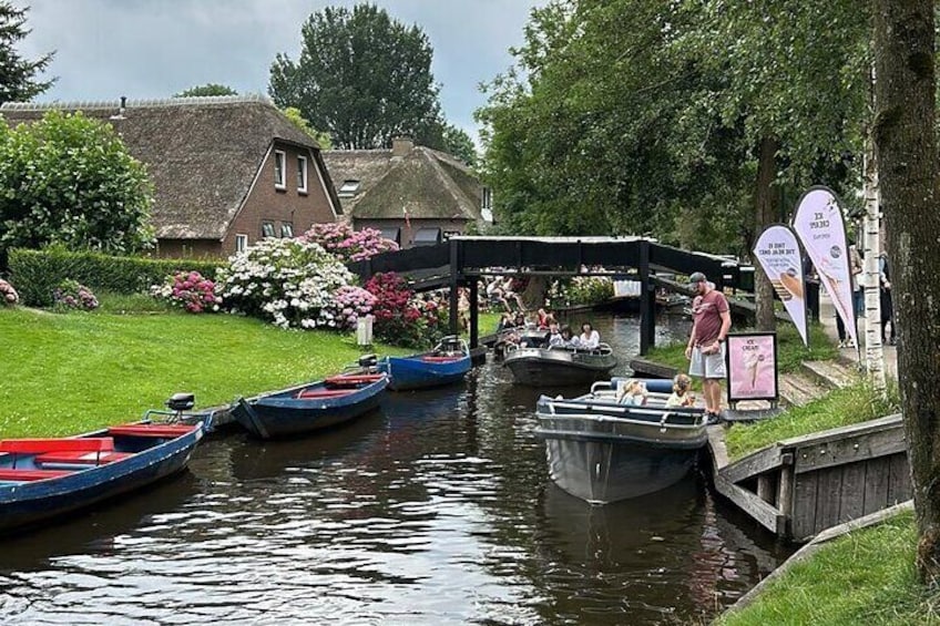 Daytrip from Amsterdam to Giethoorn with boat tour included