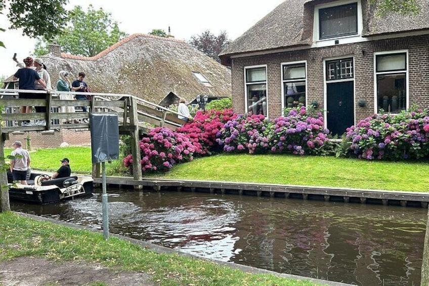 Daytrip from Amsterdam to Giethoorn with boat tour included