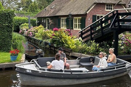 Daytrip Tour from Amsterdam to Giethoorn with boat tour included