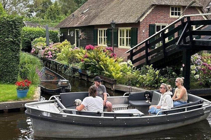 Daytrip from Amsterdam to Giethoorn with boat tour included