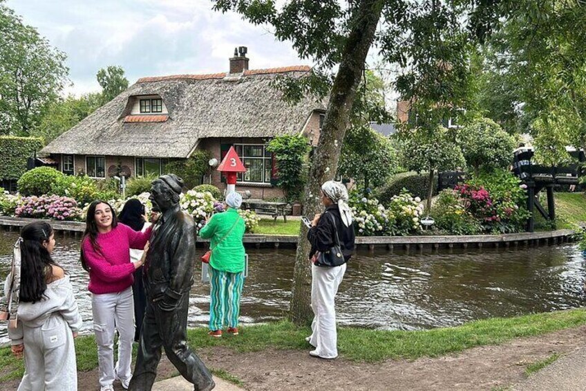 Daytrip from Amsterdam to Giethoorn with boat tour included