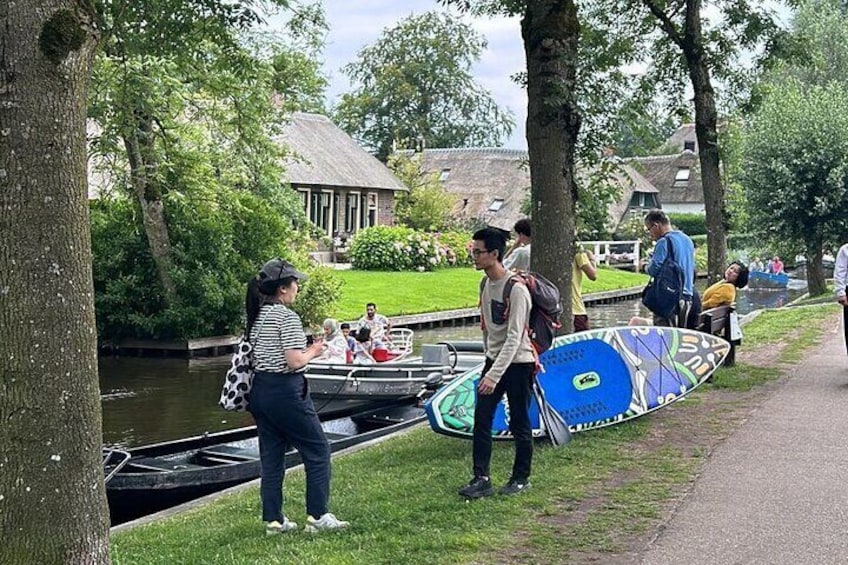 Daytrip from Amsterdam to Giethoorn with boat tour included