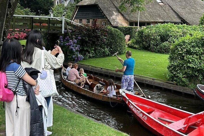 Daytrip from Amsterdam to Giethoorn with boat tour included