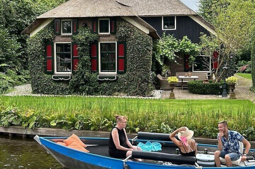 Daytrip from Amsterdam to Giethoorn with boat tour included