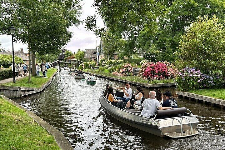 Daytrip Tour from Amsterdam to Giethoorn with boat tour included