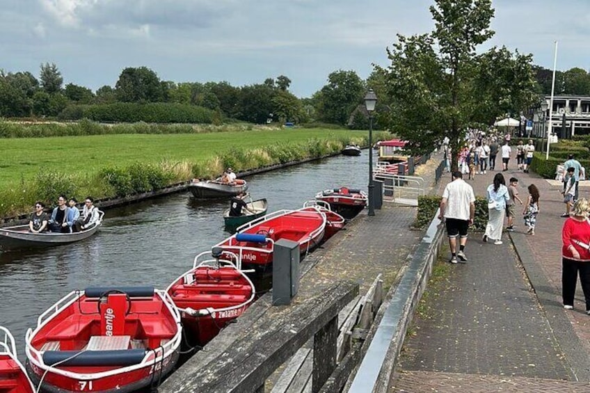 Daytrip from Amsterdam to Giethoorn with boat tour included