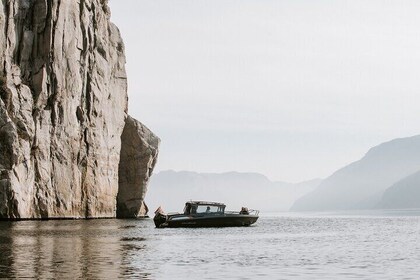 Lysefjord (Stavanger): Viaje en barco a Preikestolen desde Forsand