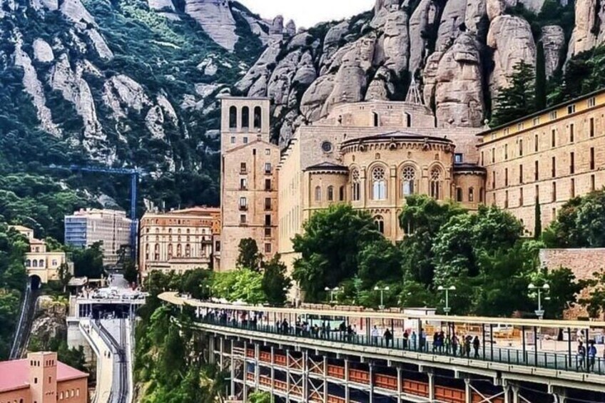 Private Tour Montserrat with Lunch, Organic Winery and Beach