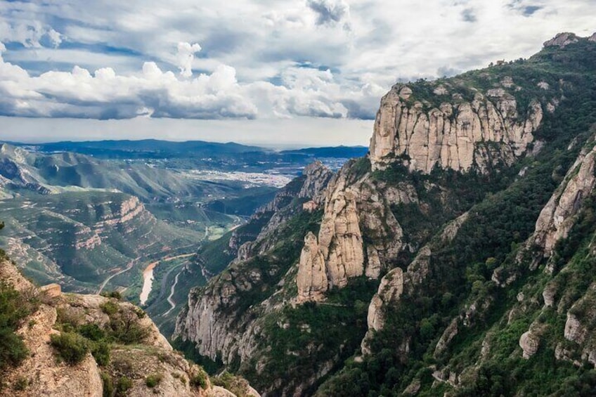 Private Tour Montserrat with Lunch, Organic Winery and Beach