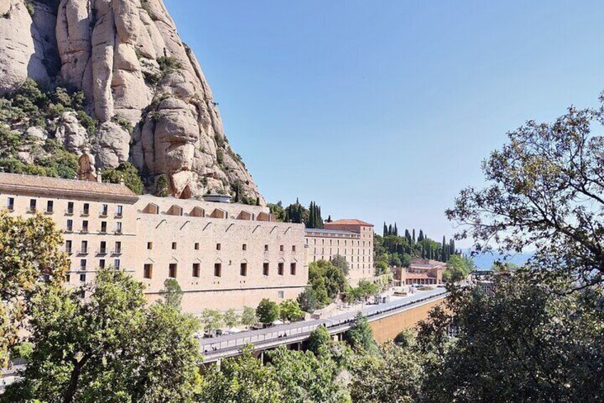 Private Tour Montserrat with Lunch, Organic Winery and Beach