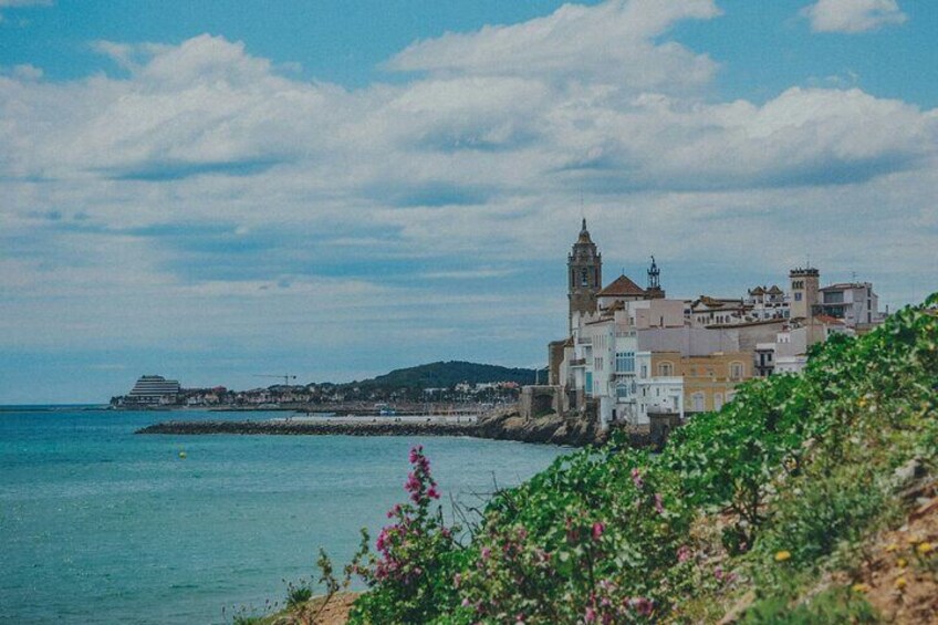 Private Tour Montserrat with Lunch, Organic Winery and Beach