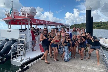 Island Pub Crawl with Lunch and High Speed Boat Tour in Brisbane