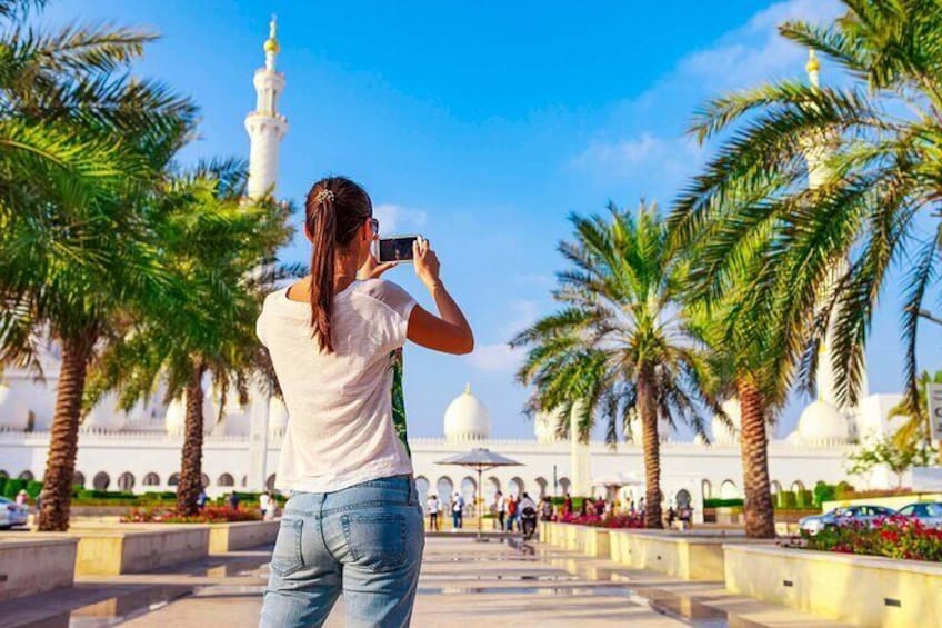 Self Guided Audio Tour in of Sheikh Zayed Grand Mosque, Abu Dhabi