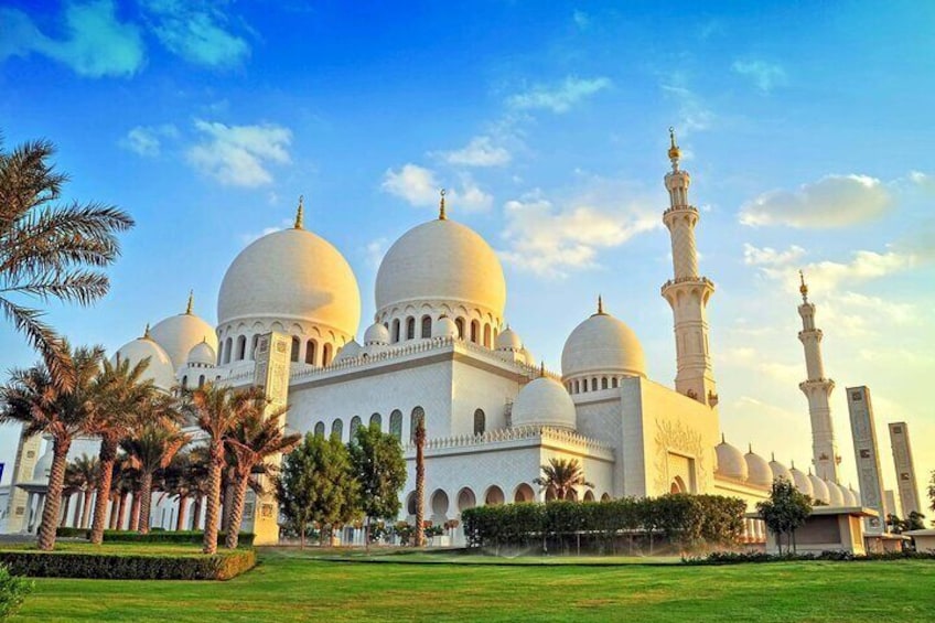 Self Guided Audio Tour in of Sheikh Zayed Grand Mosque, Abu Dhabi