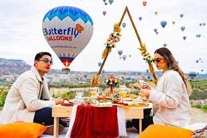 Breakfast with a balloon view in the valley