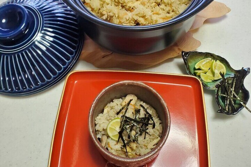 Rice cooked in an earthenware pot