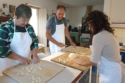 Ostuni: cooking class with local family in the countryside