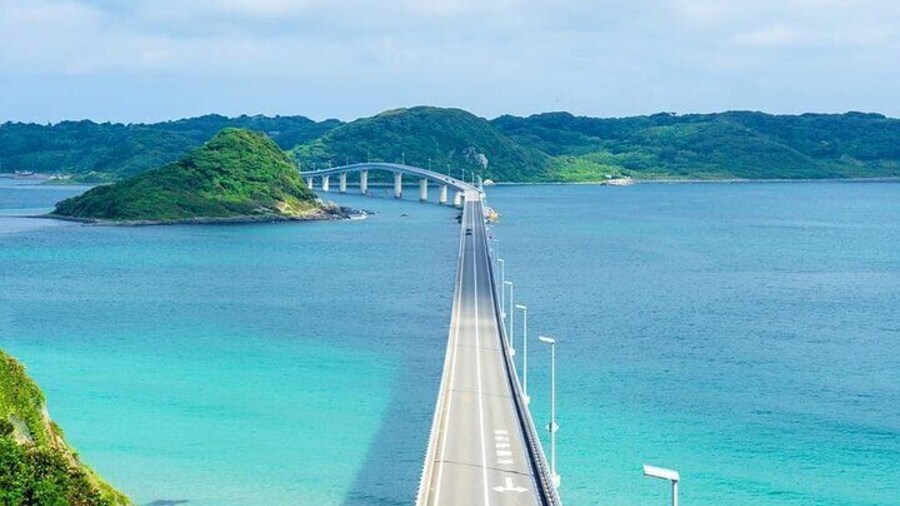 The Jiaodao Bridge is open to motor vehicles free of charge. The 1,780-meter-long bridge spans the azure sea. The spectacular bridge and the blue tones of the sea create a harmonious harmony that is e