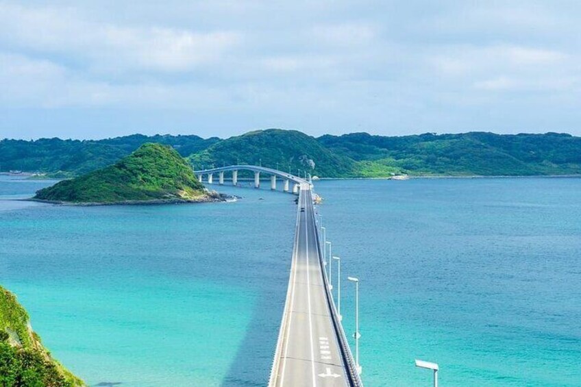 The Jiaodao Bridge is open to motor vehicles free of charge. The 1,780-meter-long bridge spans the azure sea. The spectacular bridge and the blue tones of the sea create a harmonious harmony that is e