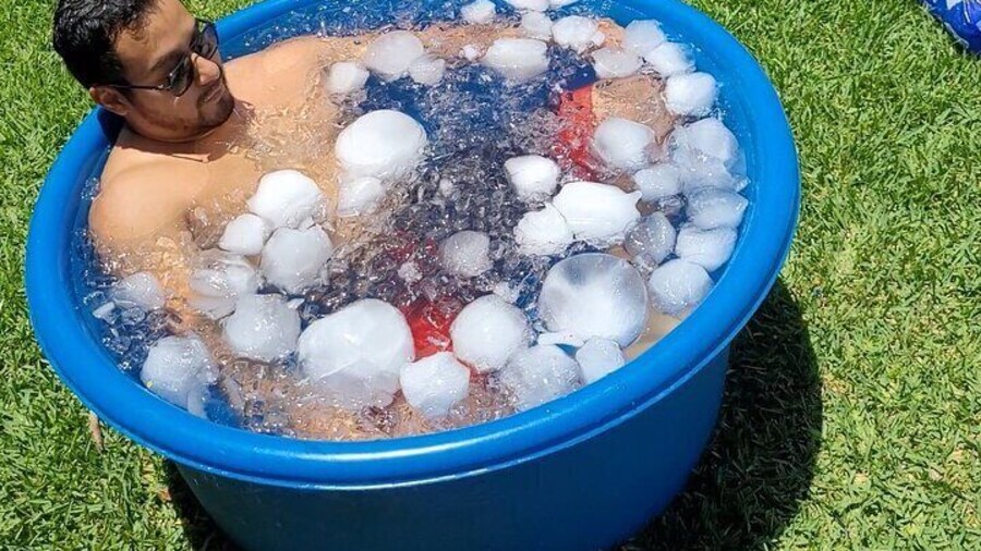 Relaxing therapeutic ice immersion