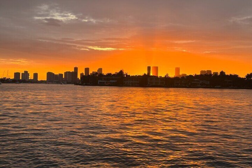 2 Hour Serenity and Scenic Yacht Tour with Champagne