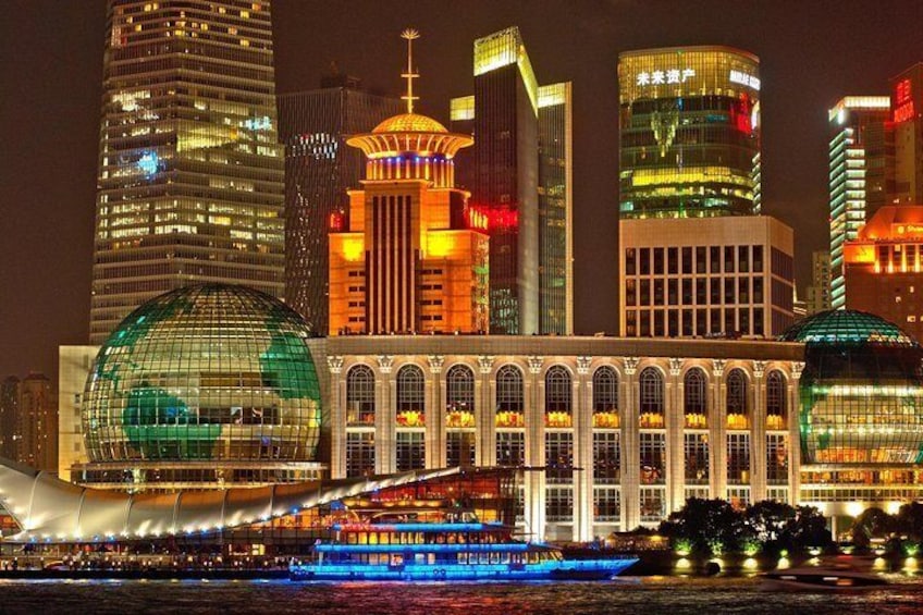 Bund City LightsWalk along the 1.6-kilometre waterfront promenade of the Bund, an iconic sight in Shanghai which starts at Waibaidu Bridge in the north and ends at Yan’an Road in the south. 